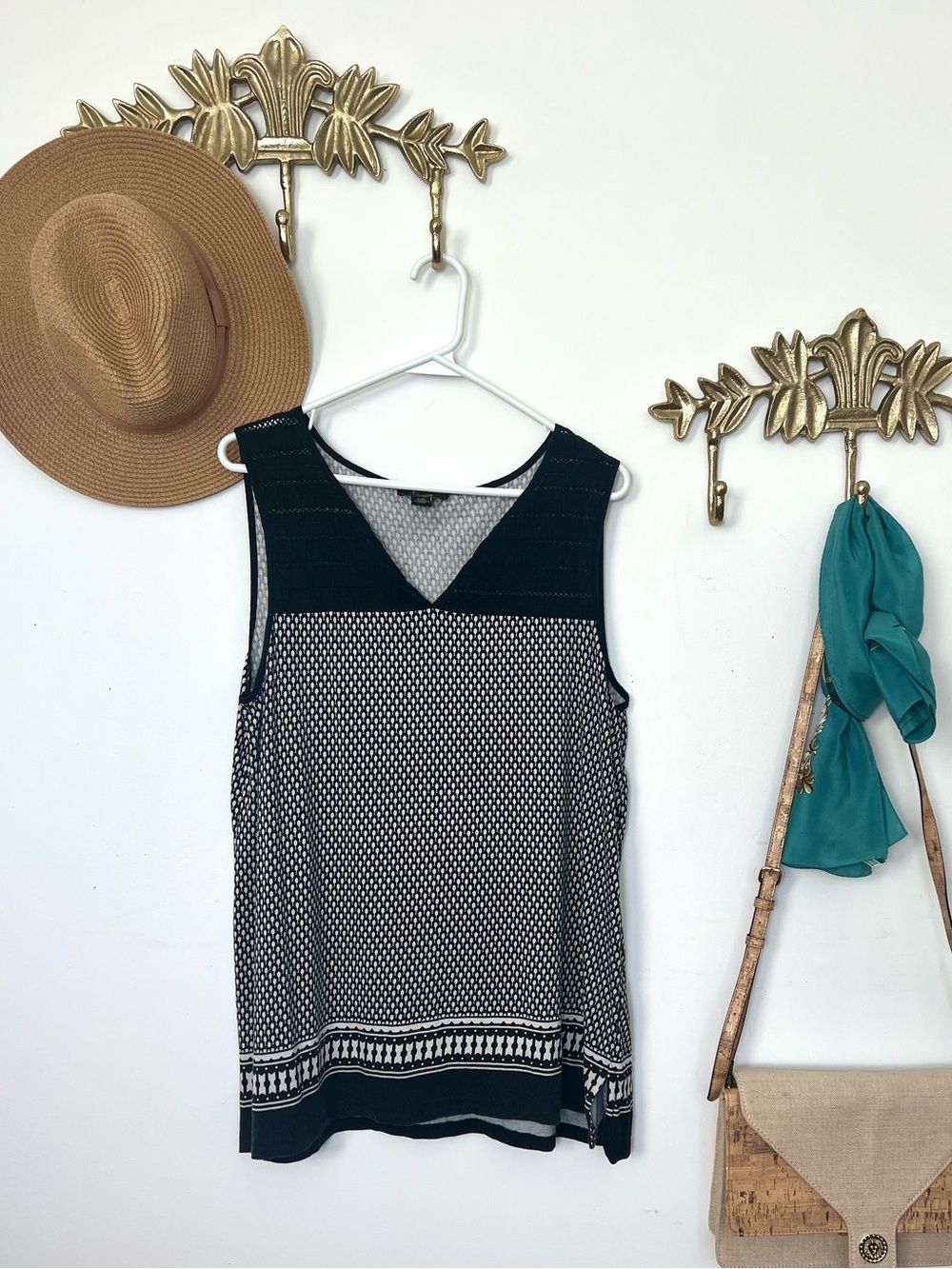 100% cotton Black & White Patterned Sleeveless Top M ptp 20” l 28”